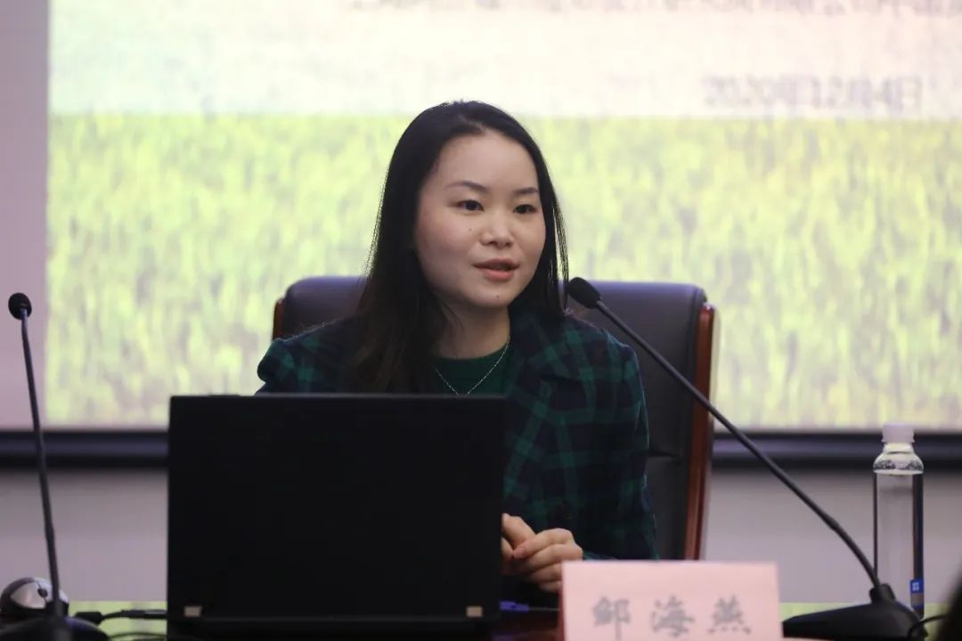 邹海燕通过他的讲解,博物馆里冷冰冰的文物顿时鲜活起来,直击心灵.