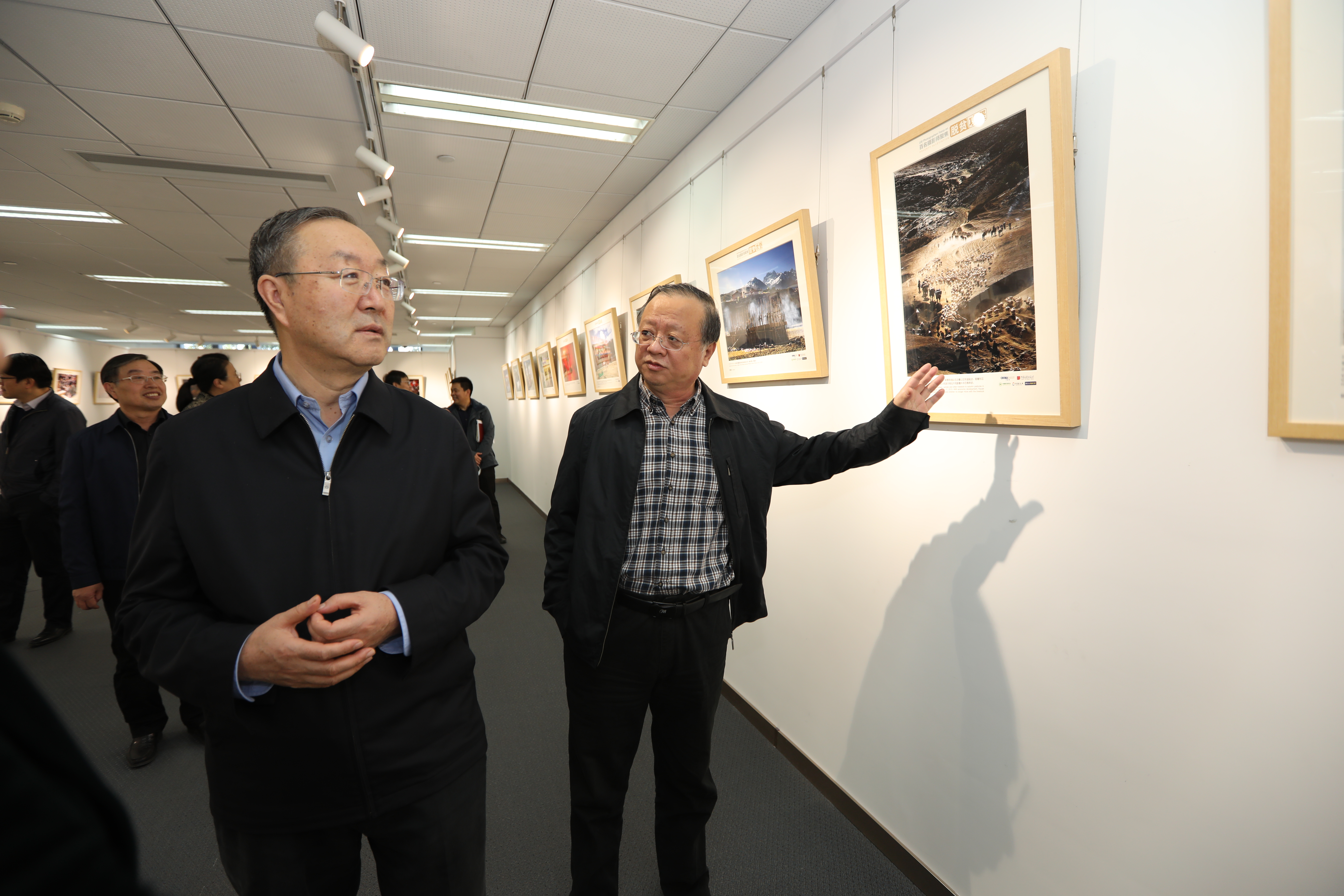 中国石油大学举办脱贫攻坚主题图片展