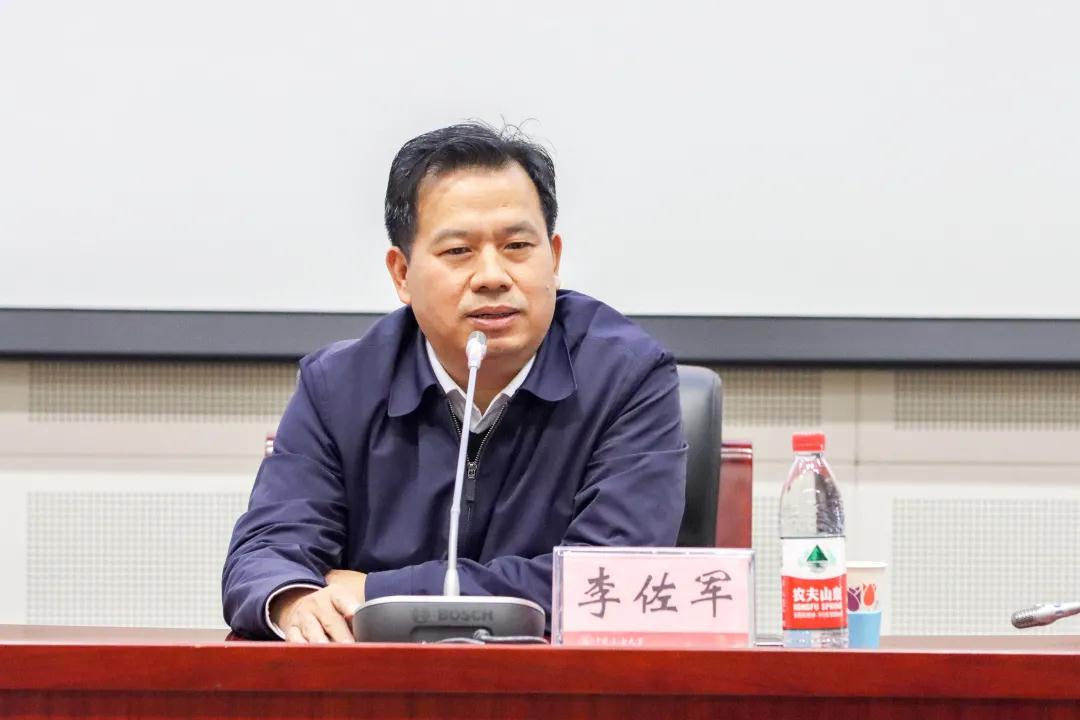 11月12日,著名经济学家李佐军教授应邀为师生作了经济发展专题报告.