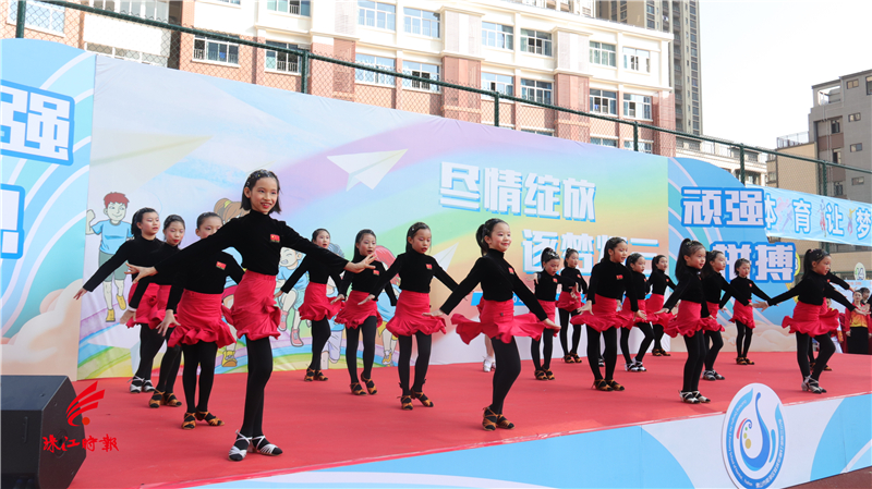 灯湖三小举行第二届校运会萌娃赛场展风采