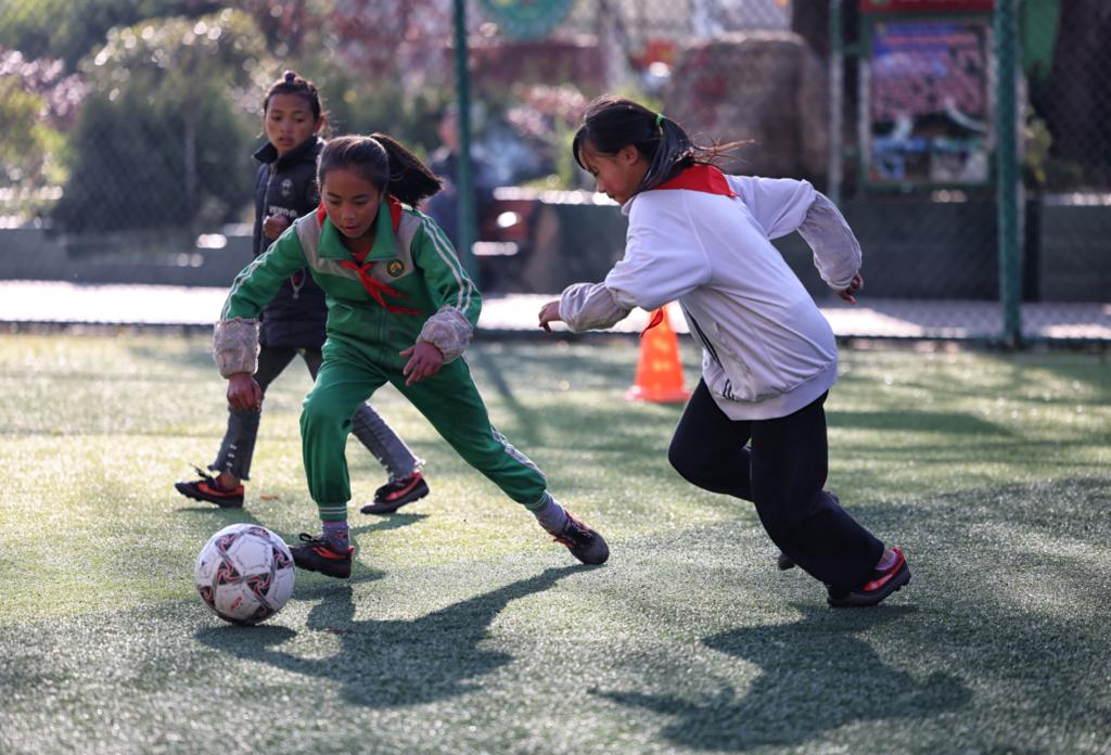 小孩子怎么练习颠球 786.jpg