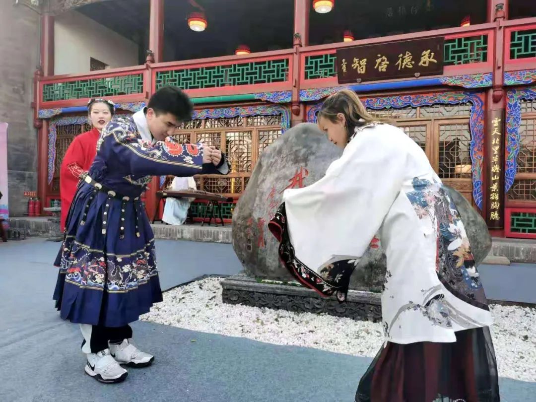 汉服体验款款而来身着汉服的女孩,款款而行,作揖行礼,尽显大家闺秀