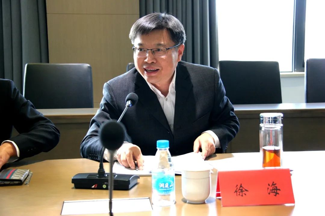 座谈会上,代表委员们专门听取了苏州中院党组成员,政治部主任徐海关于