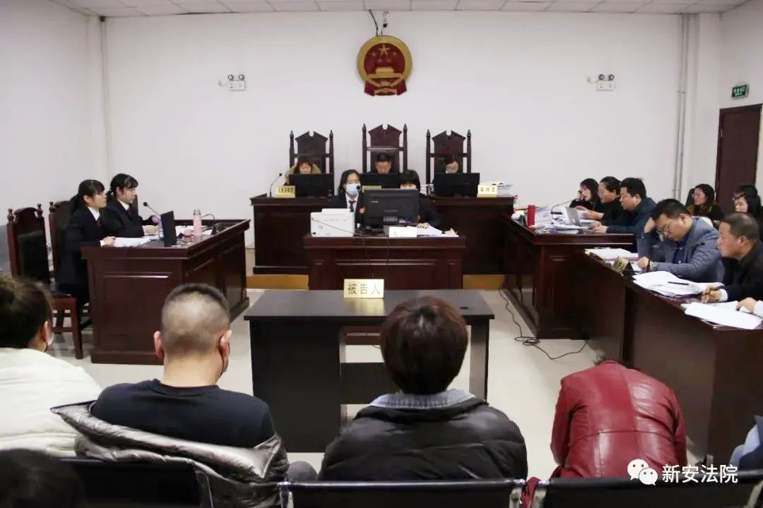 12月2日,新安县法院公开开庭审理闫某,柳某等12名被告人涉嫌聚众扰乱