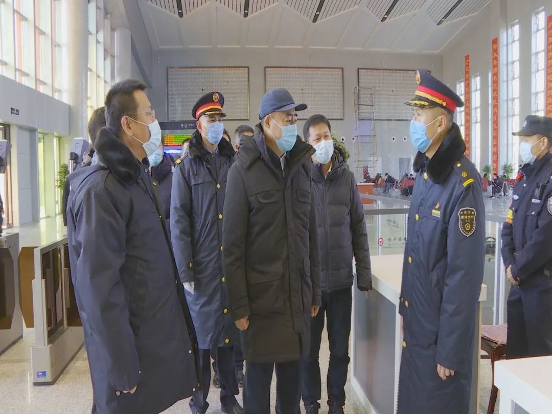 孙珅深入讷河火车站检查疫情防控工作