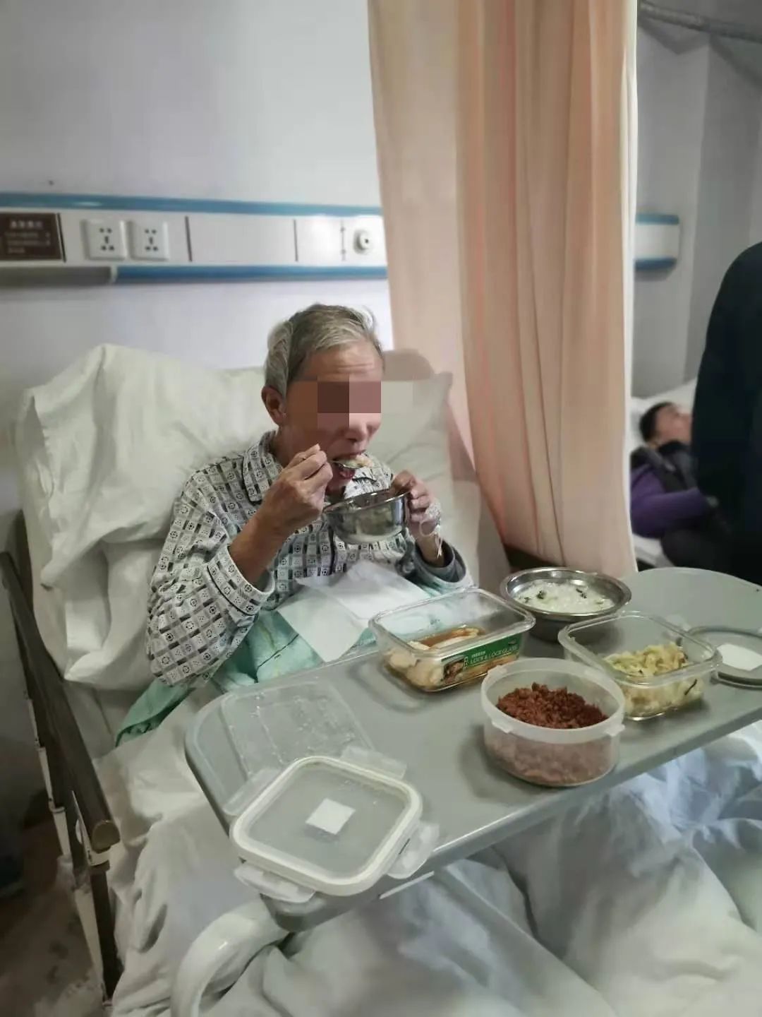 如何正确翻身,核心训练(如臀桥运动等);将床摇至60度左右进行坐位训练