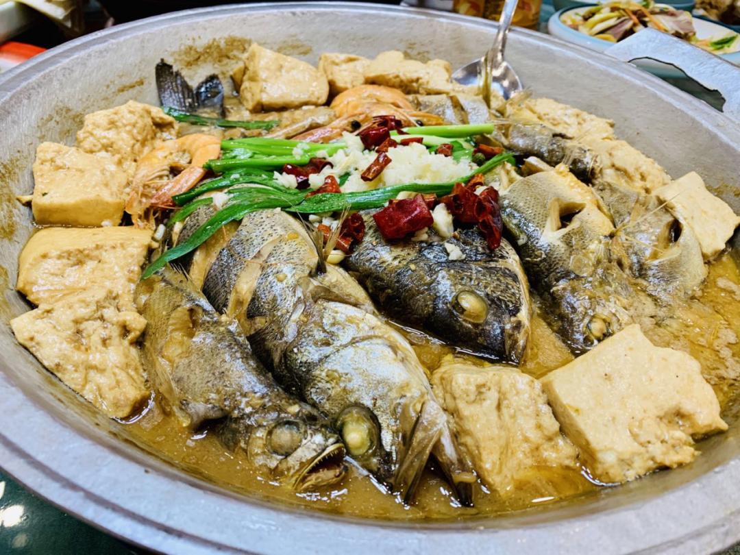 杂鱼炖豆腐用的是当天沙子口的新鲜小杂鱼和卤水豆腐,配上虾脑酱炖煮