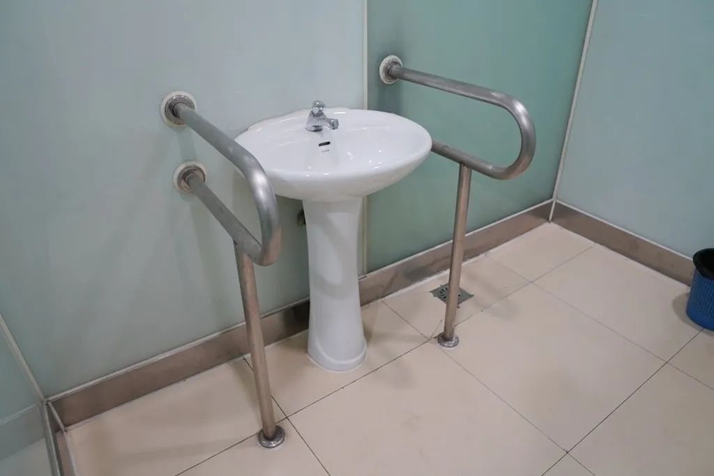 无障碍电梯"直达站台到达站台后提前到指定车厢位置等候并请工作人员