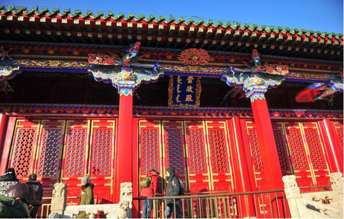 还有一点比较微妙的个人因素,即康熙自幼便在乾清宫内的懋勤殿读书,懋