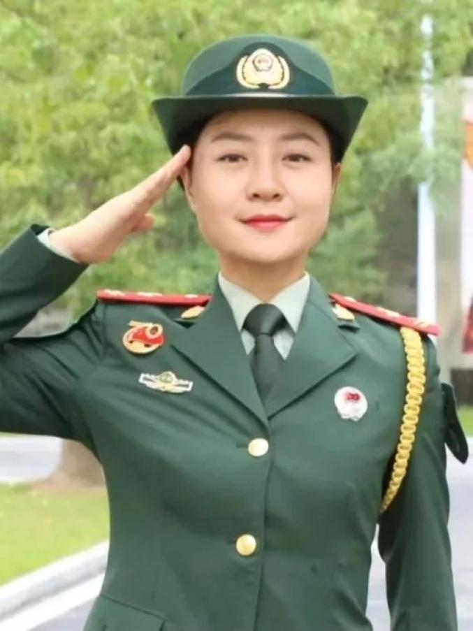 服役12年之后她光荣退伍