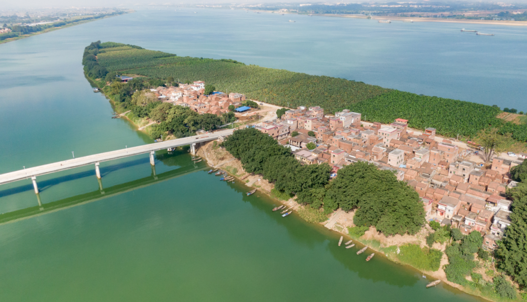 在沙浦镇,沙洲岛上的主路于近日建成通车,村民的生产生活质量得以大幅