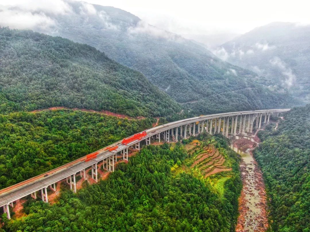 陈家河特大桥位于四川省巴中市通江县云潭乡穿石梁村及芝苞乡俞家河村