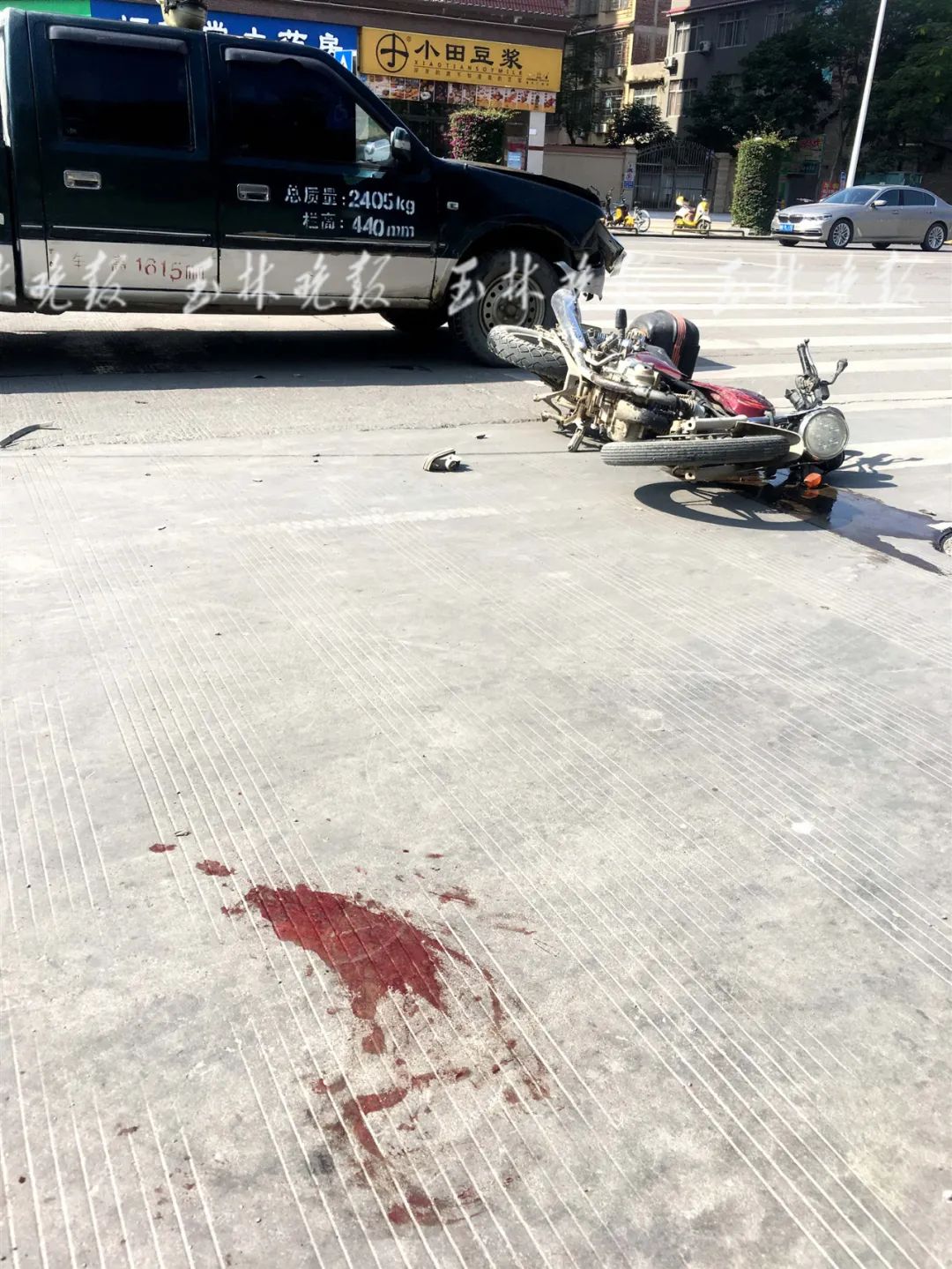 南兴广场前十字路口老人和小孩被车撞飞20多米地上有摊血