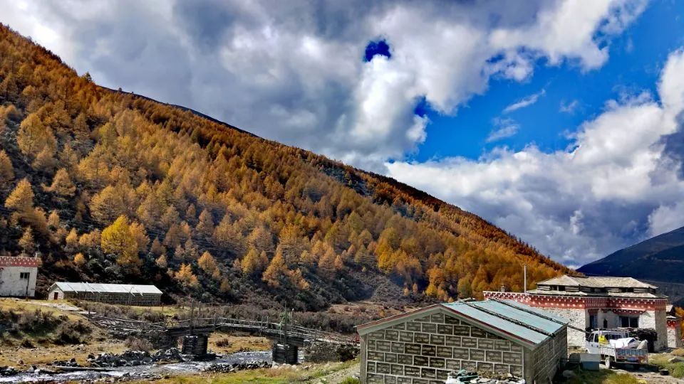 脱贫门道群山簇拥下的精致小村群众安居乐业记乡城县沙贡乡