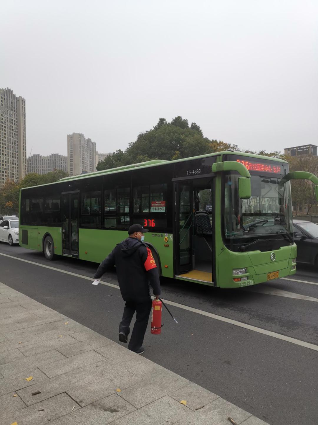 今早突发新区一幼儿园门口的电瓶车自燃公交司机师傅路过