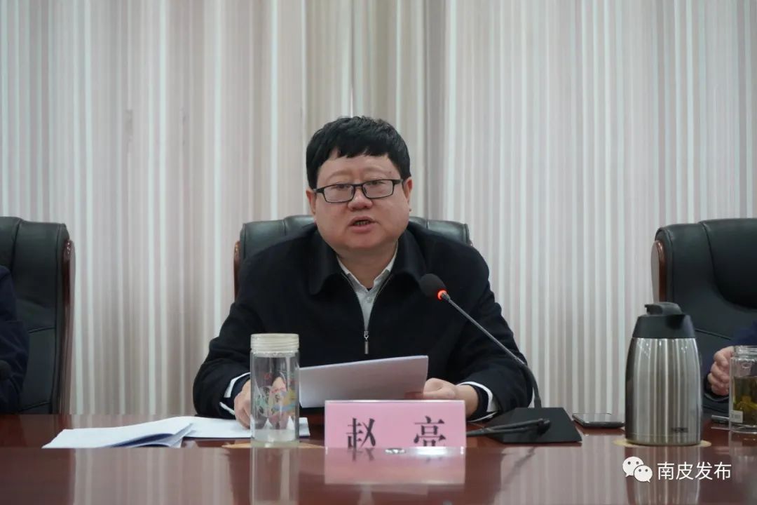 县领导赵亮,刘金星,李刚,陈国帮,刘席纲,邢毅,张立忠出席会议.