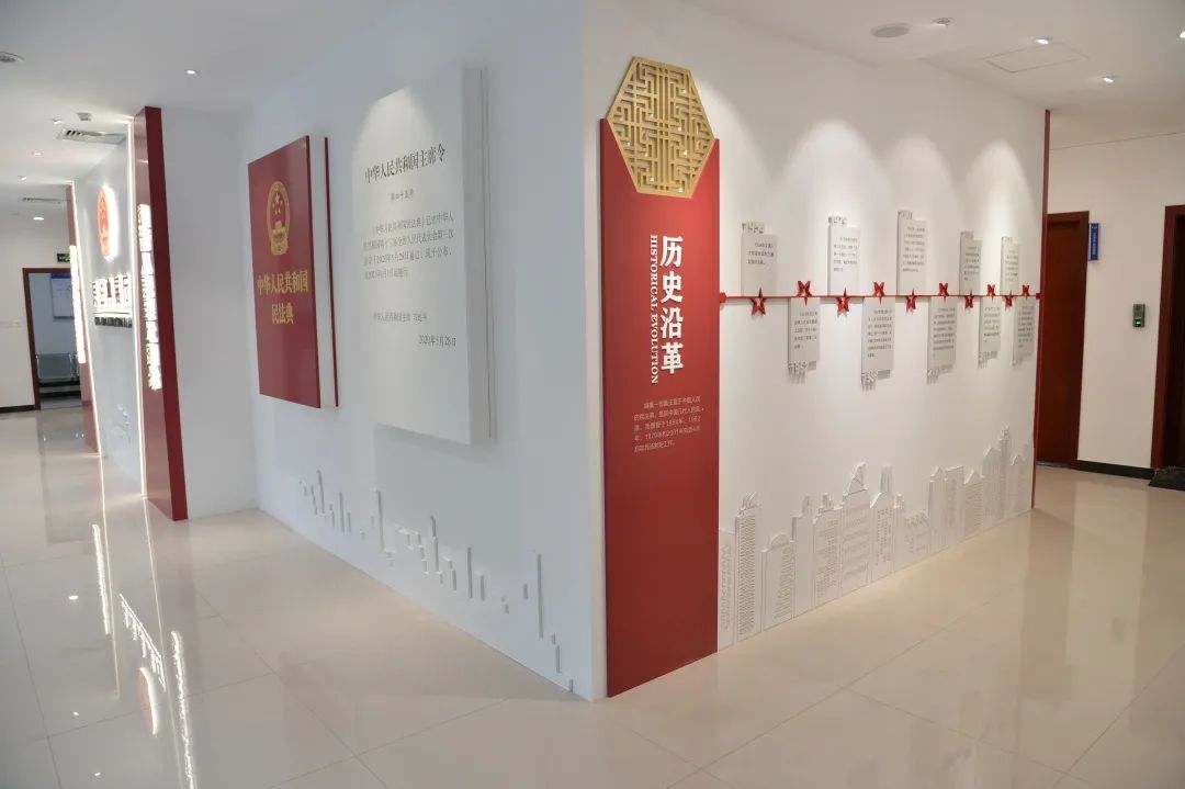   左右滑动查看展厅>>该民法典展厅建面150多平方,展厅分民法典历史