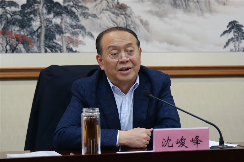 沈峻峰在专题调研全县财税金融工作时这样强调