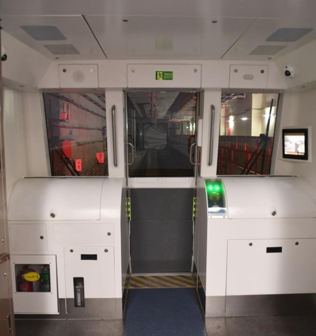 但乘客切记要站稳扶牢,不要随意触碰车内设备能在司机室里乘地铁,是不
