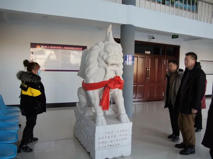 在审判庭前,仔细观察了独角兽獬豸的形状和外观,了解了独角兽的象征