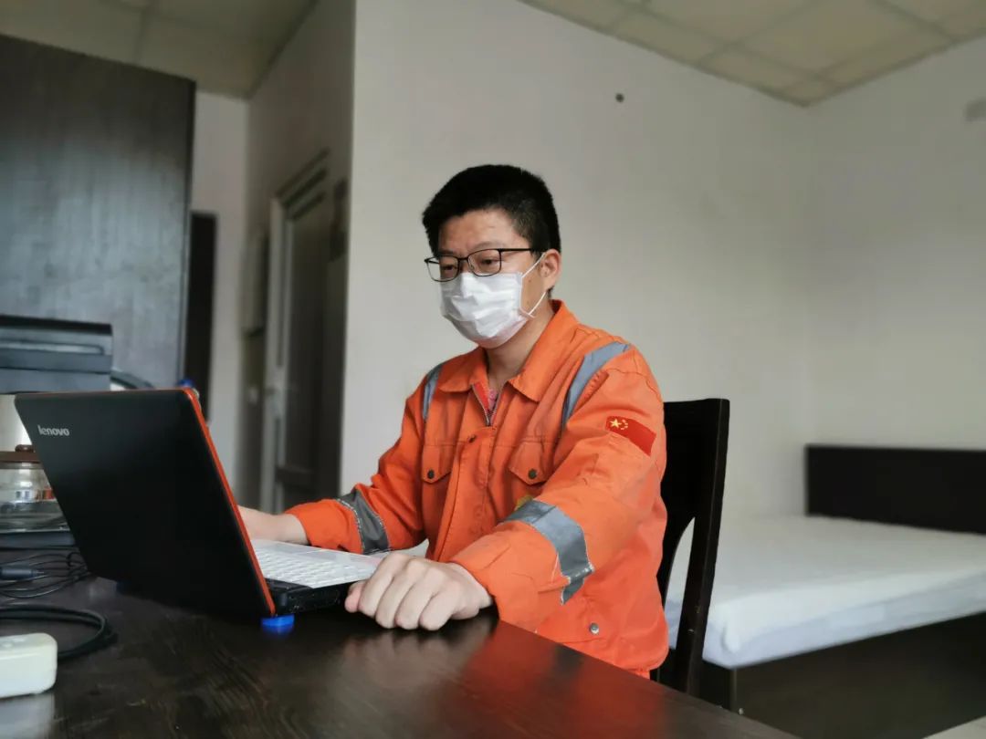 去年11月份以来,卢富强始终坚守在抗疫和海外工作的第一线,他通过通讯