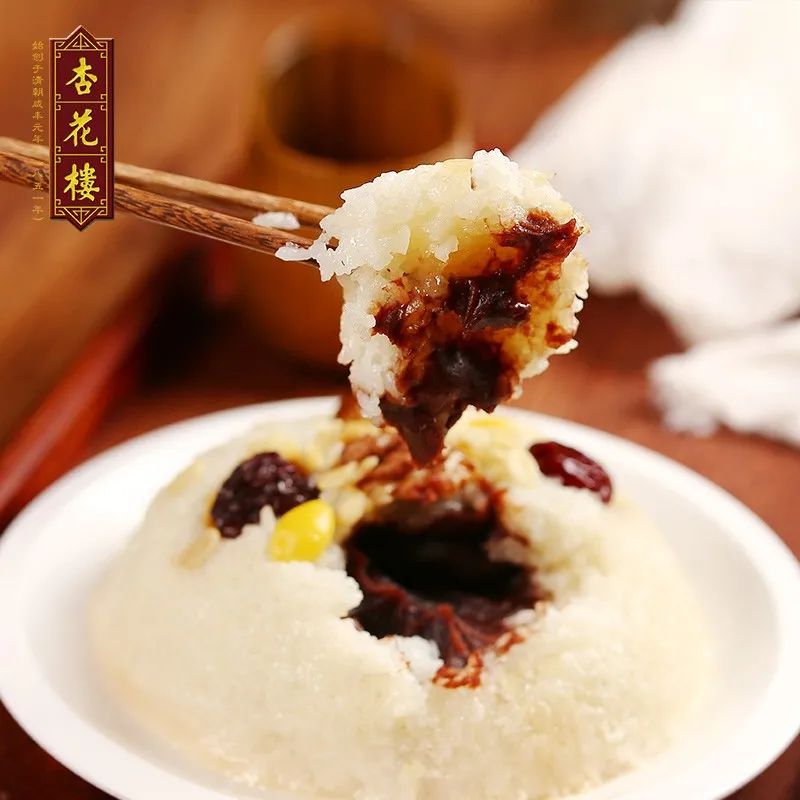 左:条头糕 中:松糕 右:八宝饭新雅左上:松糕 右上:桂花糖年糕左下:鸡