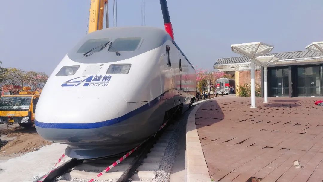 火车小档案:djj1型"蓝箭"电力动车组共同见证中国铁路大发展公交集团