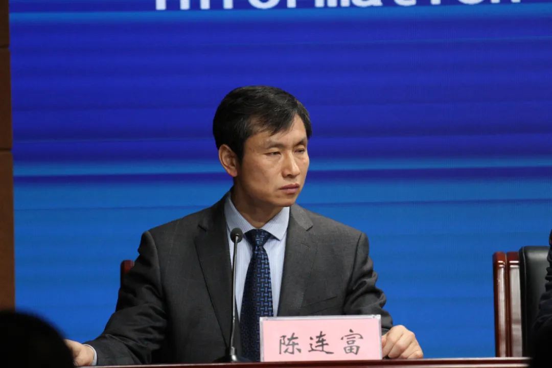 主持人 陈连富:媒体朋友们:精准扶贫,关键在人.