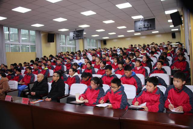 六枝特区第三中学开展法制进校园暨124宪法日宣讲活动