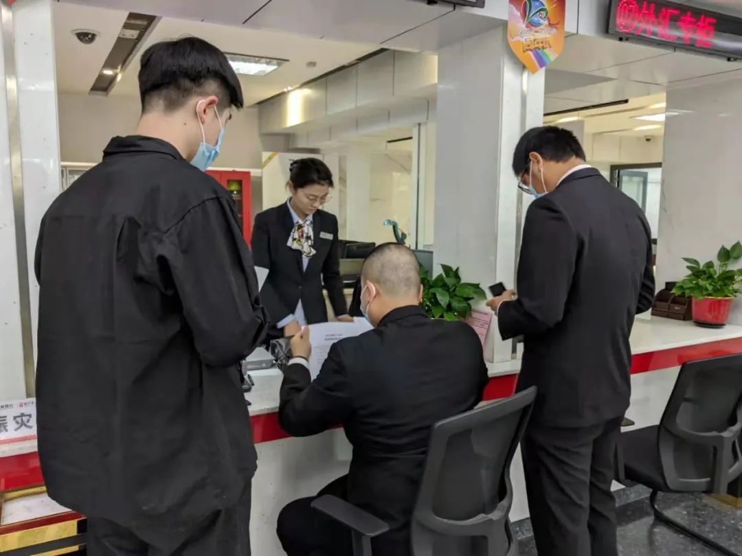 。此次执行行动即前往农商银行扣划被执行人王某贵账户内的资金3.24万元。法官对银行工作人员出示相关证