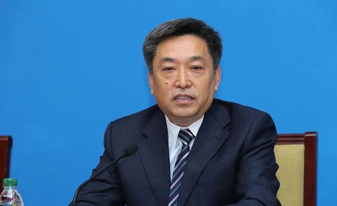 战时状态与热烈祝贺成都某医院的旧条幅制造了新荒诞