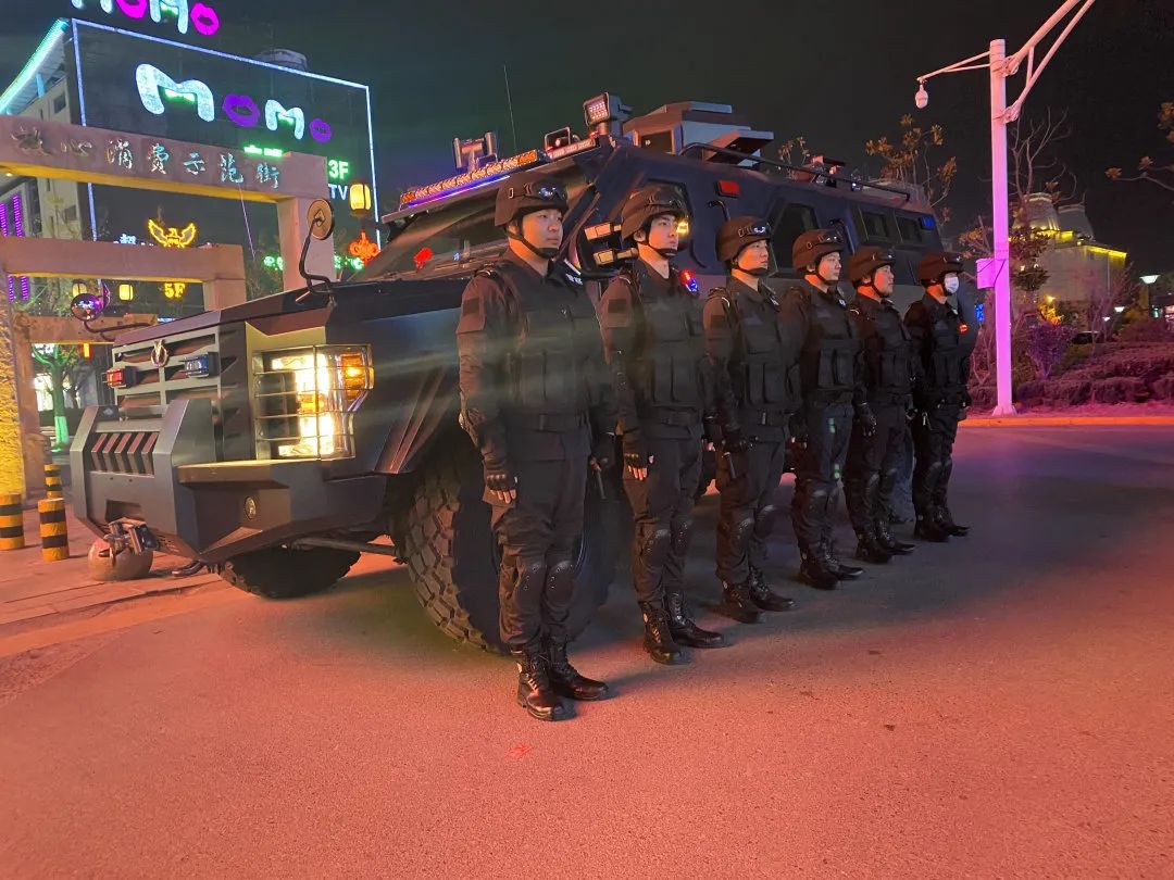 冬季攻势警灯闪烁深夜集结我们为你彻夜坚守