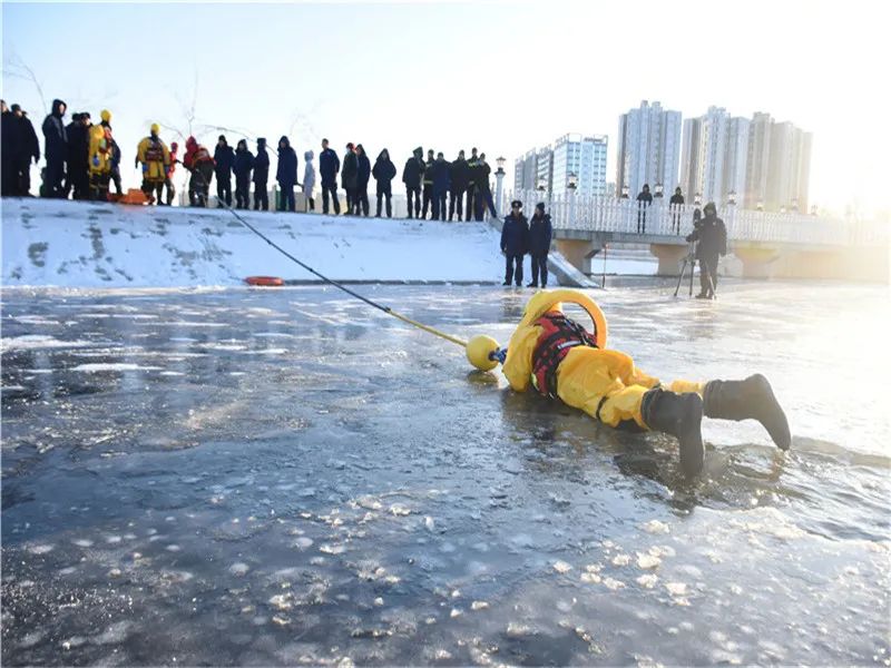 长春支队组织开展冰面救援授课及实地操作训练