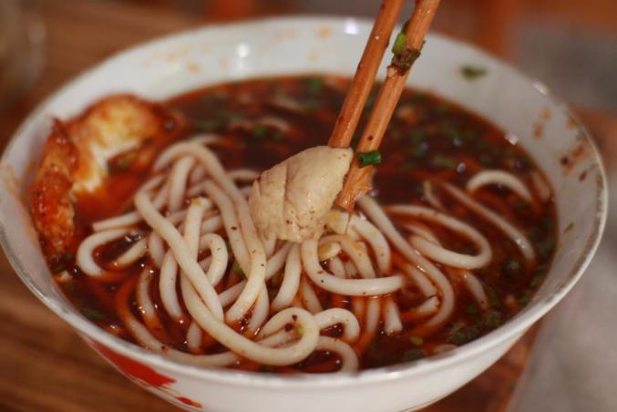 贵定米粉冬季小吃首选——一锅香 摄/童婧用特制的卤水,在炉子上煮