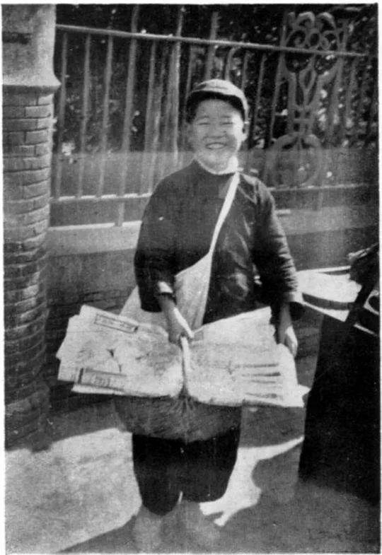 上世纪初期,上海街头的报童
