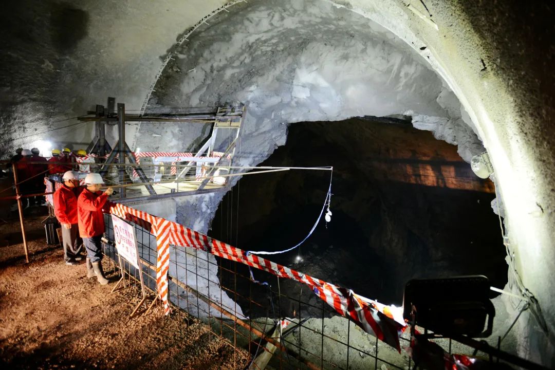 玉京山隧道溶洞图片