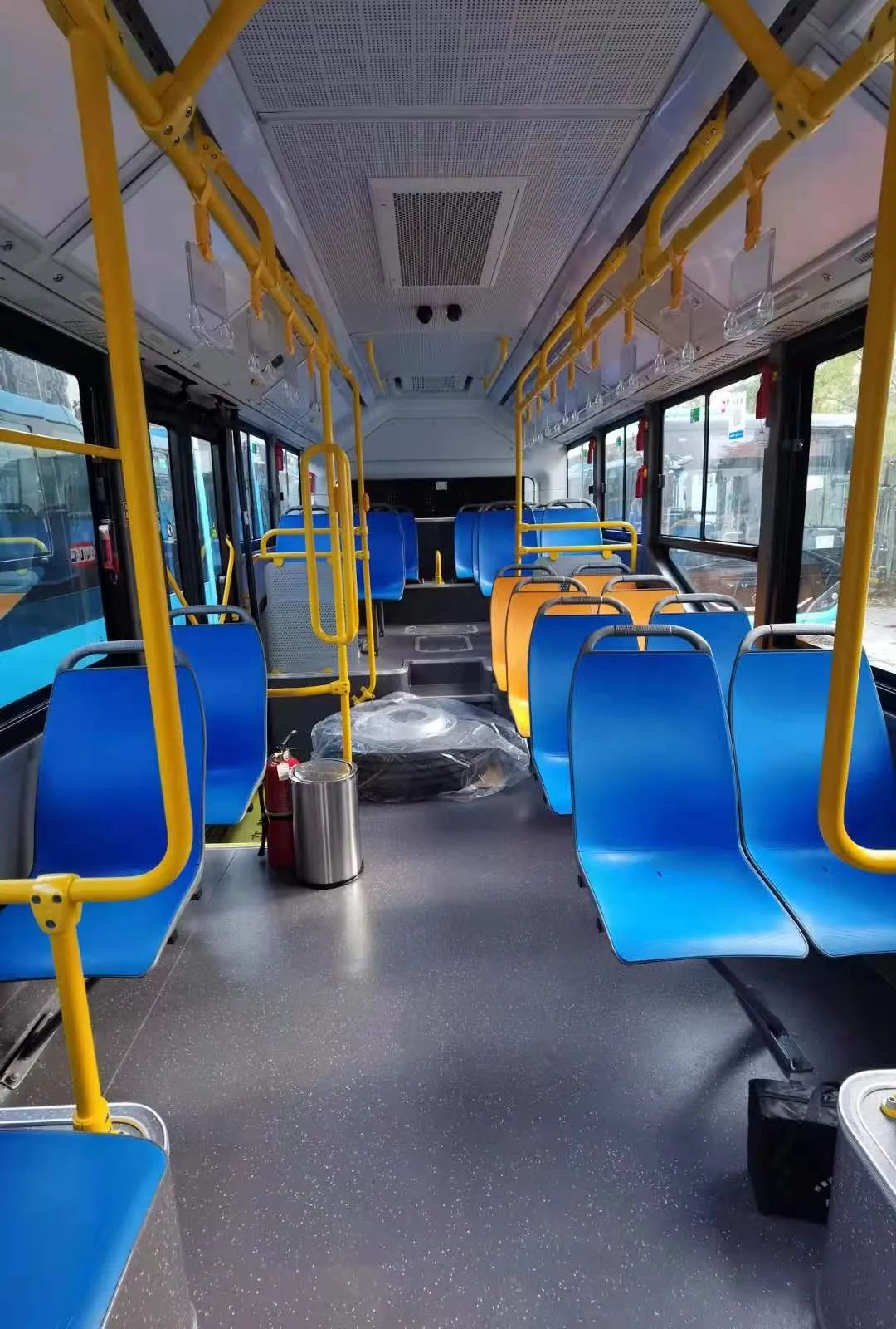 这批通体蔚蓝色的公交车辆,侧面印有禹风鼓韵 榴乡怀远八个红色大字