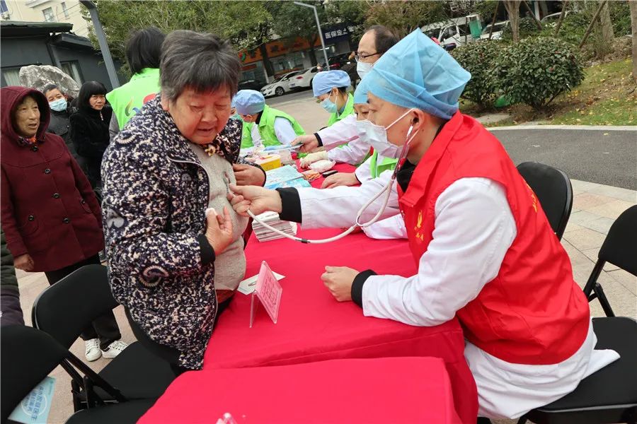 主題黨日匯聚紅色能量閃耀志願之光佘山鎮社區衛生服務中心開展主題