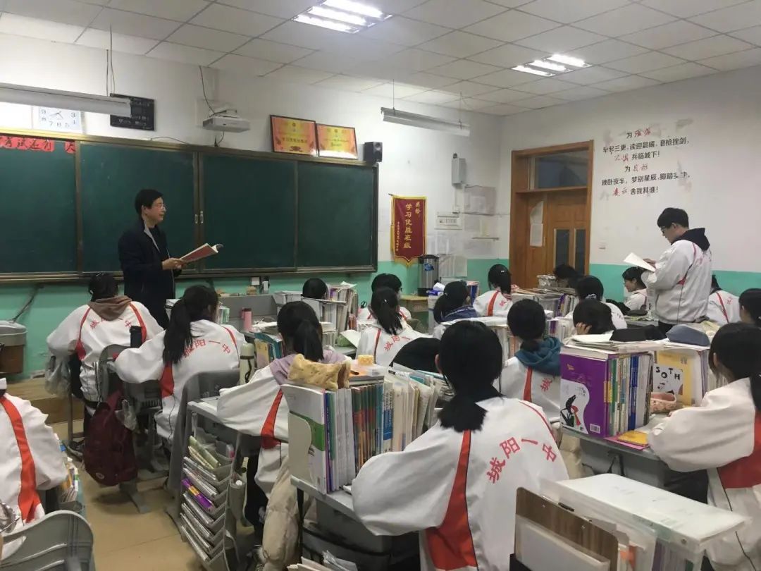 坚守的力量一起来领略城阳区功勋班主任风采城阳一中张崇伟