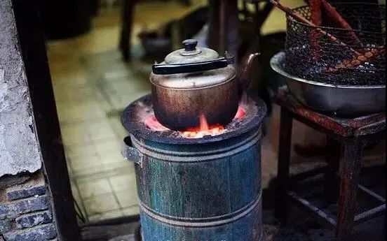 那些靠煤球炉烧饭取暖的日子,晚上还得把煤球炉用媒泥封着微火,次日