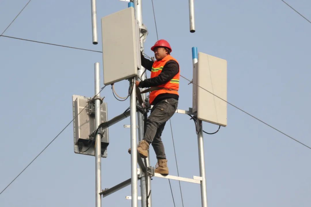 甘肃铁塔工作人员在安装5g设备在建设中,甘肃铁塔还充分利用遍布全省