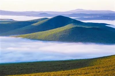 天朗气清,惠风和畅,抬头望去,是明媚的"天空蓝";苍树吐翠,碧水泛波