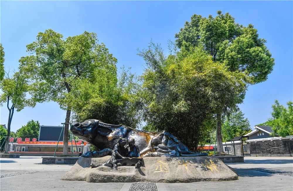 奔牛公园位于奔牛镇区,南靠京杭大运河,北依金牛路,占地42亩,是一座集