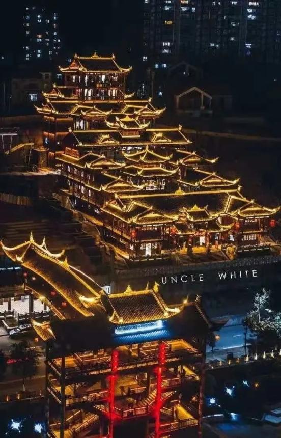 元旦当天,参加婚礼的新人将从老院子出发,穿过文澜桥,走向墨达楼,再从