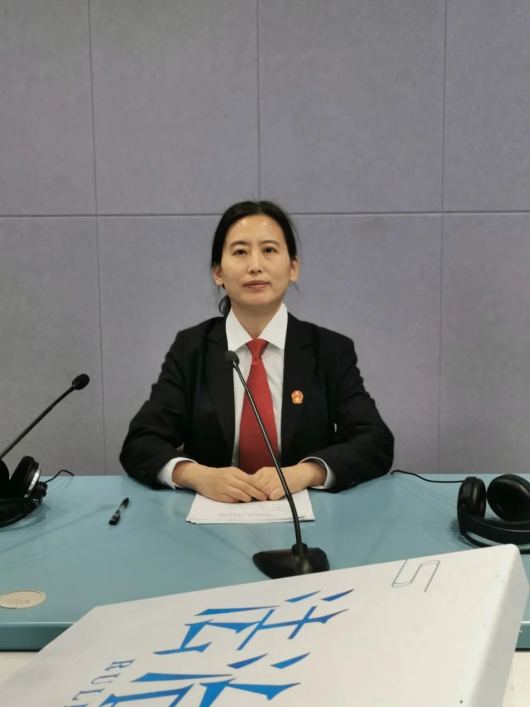 法院动态潍坊中院法官走进电台直播间开展普法宣传