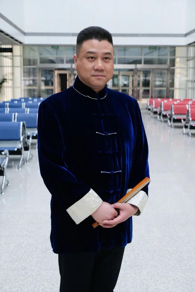 品牌栏目《鱼龙百戏》主持人演员介绍杨议 周旭相声9