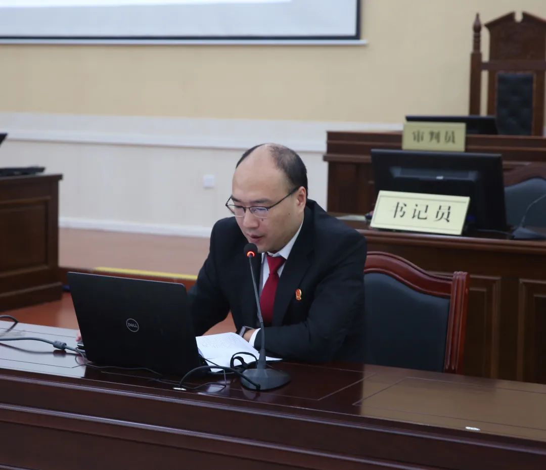 三亚中院刑事审判庭邹俊杰法官为大学生上法治课