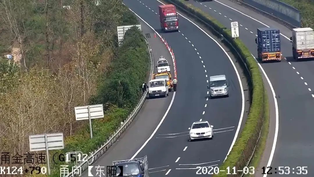 经了解,驾驶员罗某与妻子从余姚出发前往东阳,途经g1512甬金高速往