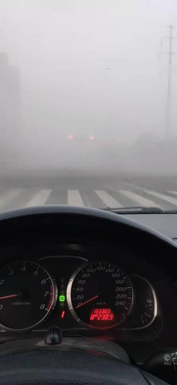 是这样的大雾之下的泰州大雾橙色预警信号06时58分也升级发布了@泰州