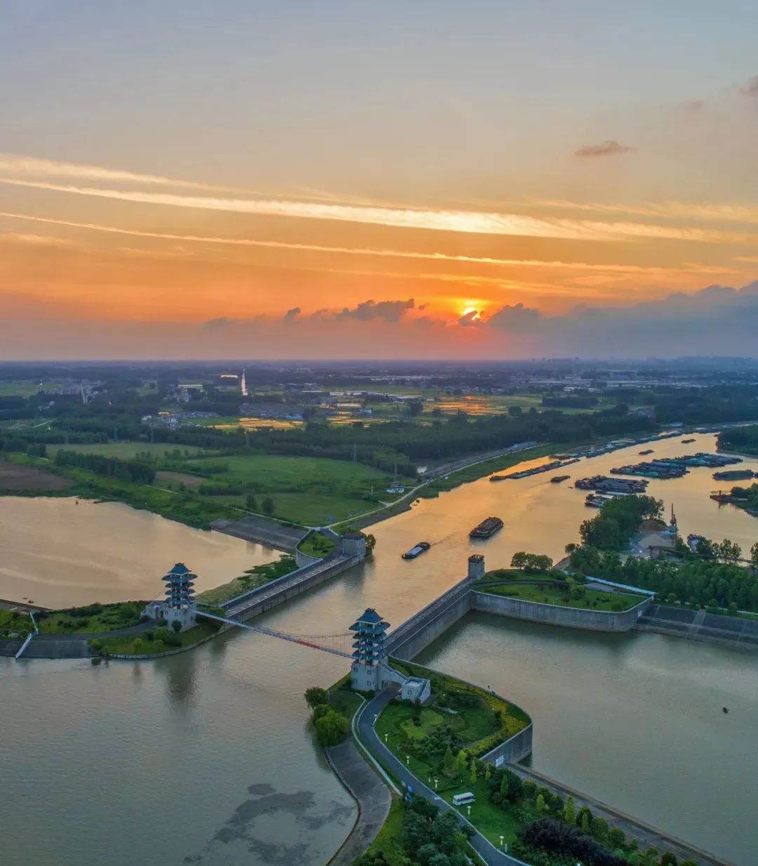 流"之工程伟业创世界最大规模泵站群沿京杭大运河逐级北送从扬州江都